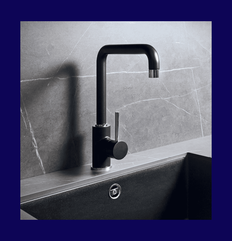 Sort armatur og håndvask i et køkken.